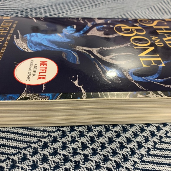 Books Shadow and Bone - Leigh Bardugo - Picture 2 of 2